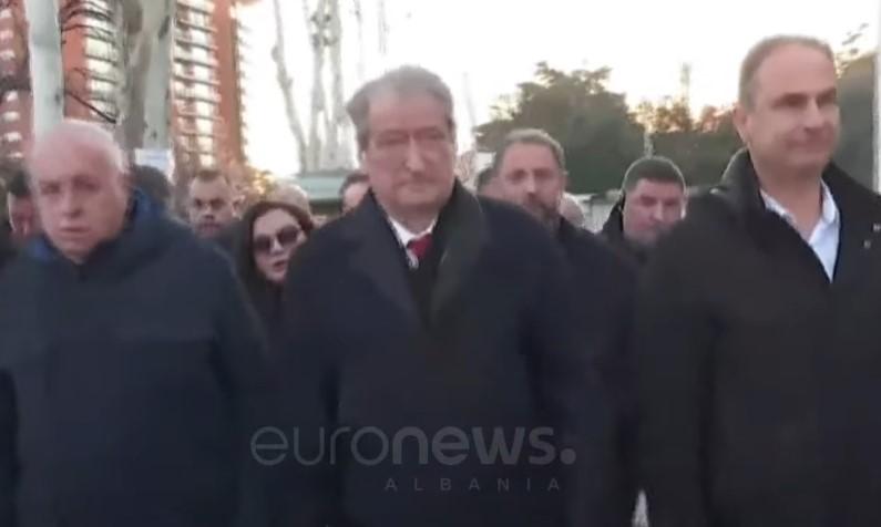 Berisha del nga selia e PD-së, i drejtohet Kuvendit me deputetët dhe mbështetësit