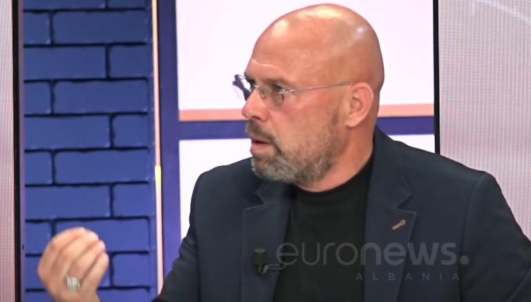 Ylli Manjani grushton tavolinën: Nuk paska shteti para për pajisjet e zgjedhjeve?!