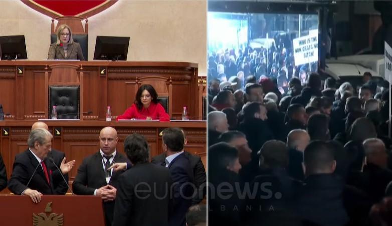 Sali Berisha bllokon foltoren, jashtë Kuvendit vijon ende protesta e opozitës