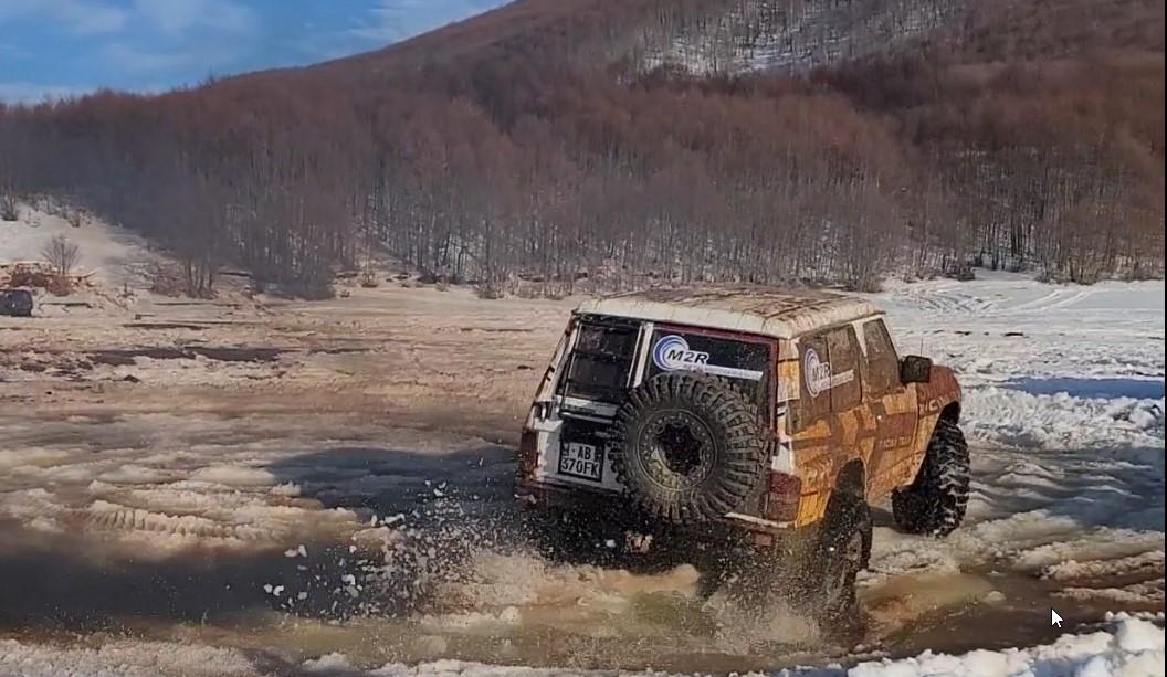 Të pasionuarit pas makinave off-road testojnë limitet e tyre 
