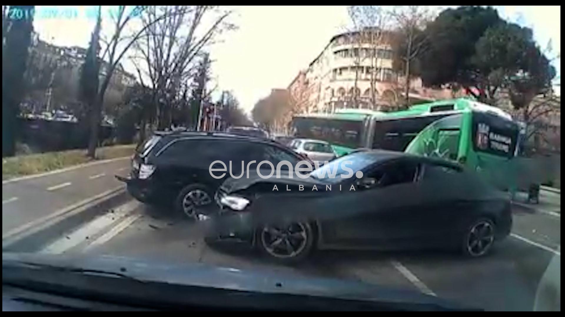 Video disa metra larg autobusit, momenti kur urbani merr përpara 10 automjete