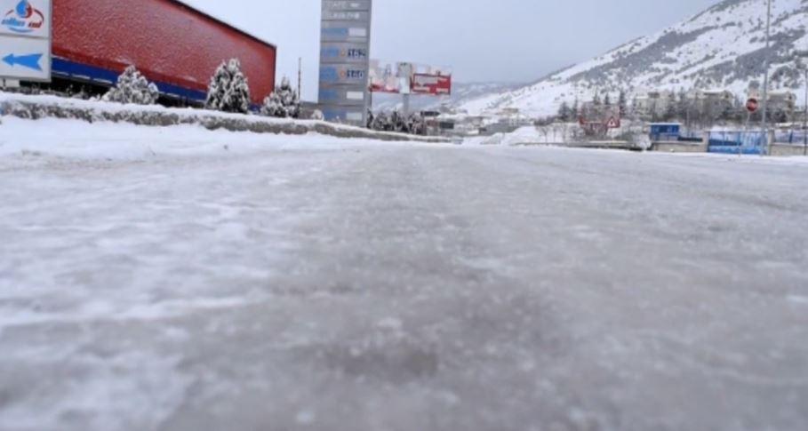 Temperaturat disa gradë nën 0, mijëra familje pa energji elektrike në Juglindje