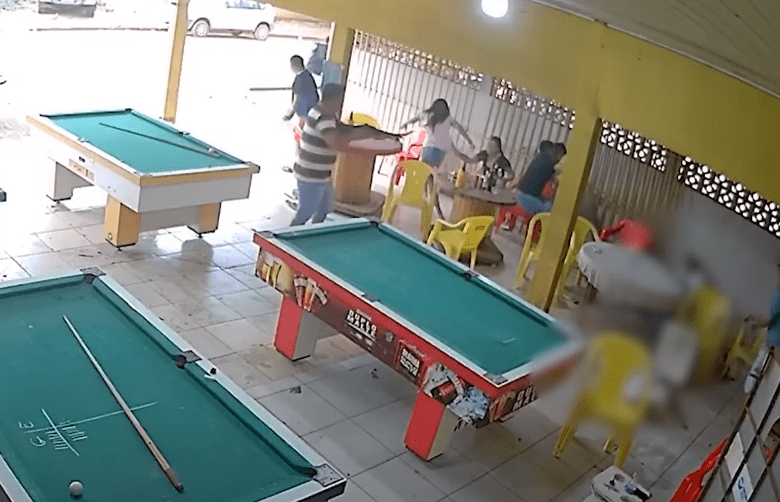 Burri humbet në bilardo
