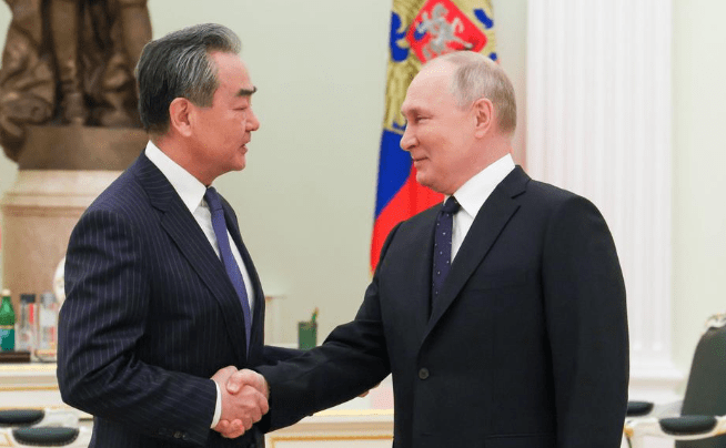 Wang Yi dhe Vladimir Putin