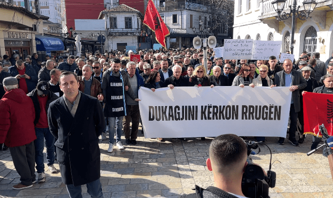 Banorët e Dukagjinit në protestë