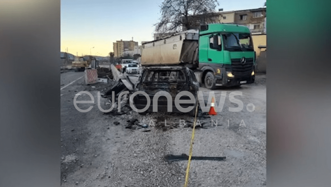 Përplaset me trafikndarësen, shpërthen në flakë makina