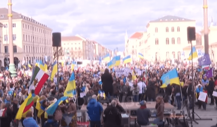 Protesta kundër NATO-s dhe pro Ukrainës, në Mynih diskutohet fati i luftës