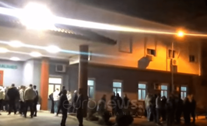 “10-vjeçarja u plagos nga thyerja e xhamave”, gazetarja jep detaje për të plagosurit