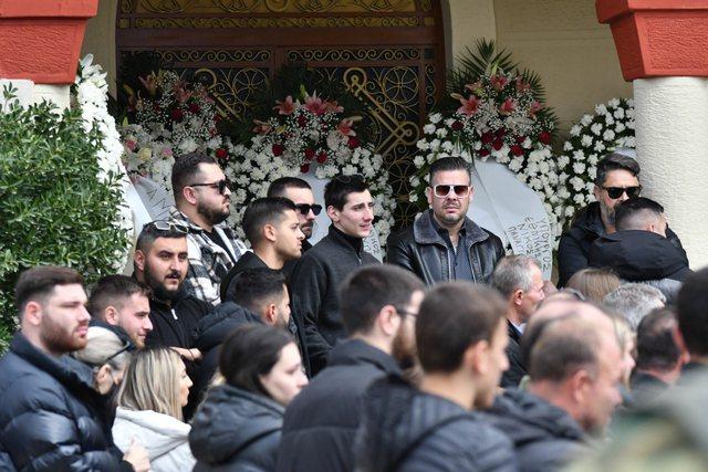 Me nderime ushtarake, pamjet nga varrimi i studentes shqiptare në Greqi