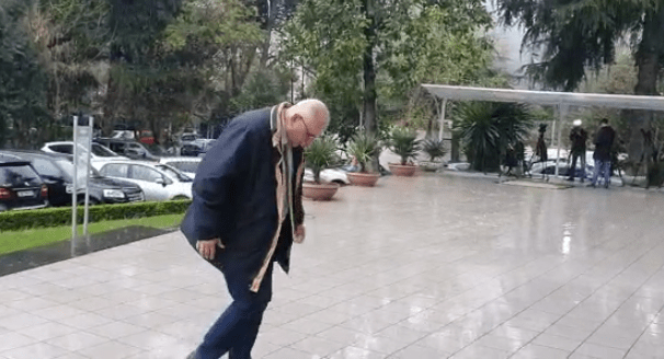 Pak para zyrtarizimit të koalicionit, Vasili mbërrin në selinë e PD