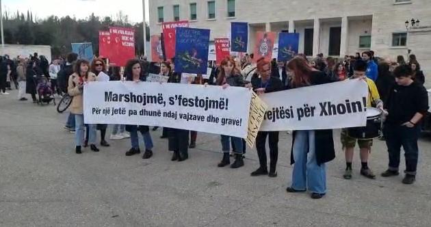 VIDEO| “Marshojmë, s’festojmë”, protestë më 8 mars edhe për kenianen