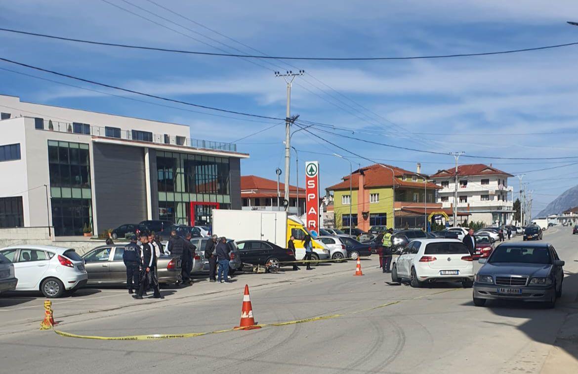 Makina përplas motorin në qendër të Devollit, plagoset një person