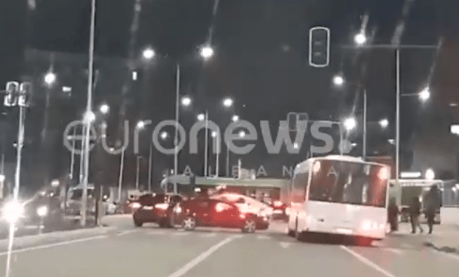 VIDEO/ Aksident në Astir, urbani i ‘Tiranës së Re’ përplaset me ‘Audin’