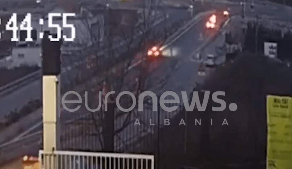 Audi A8 fluturon në mbikalim