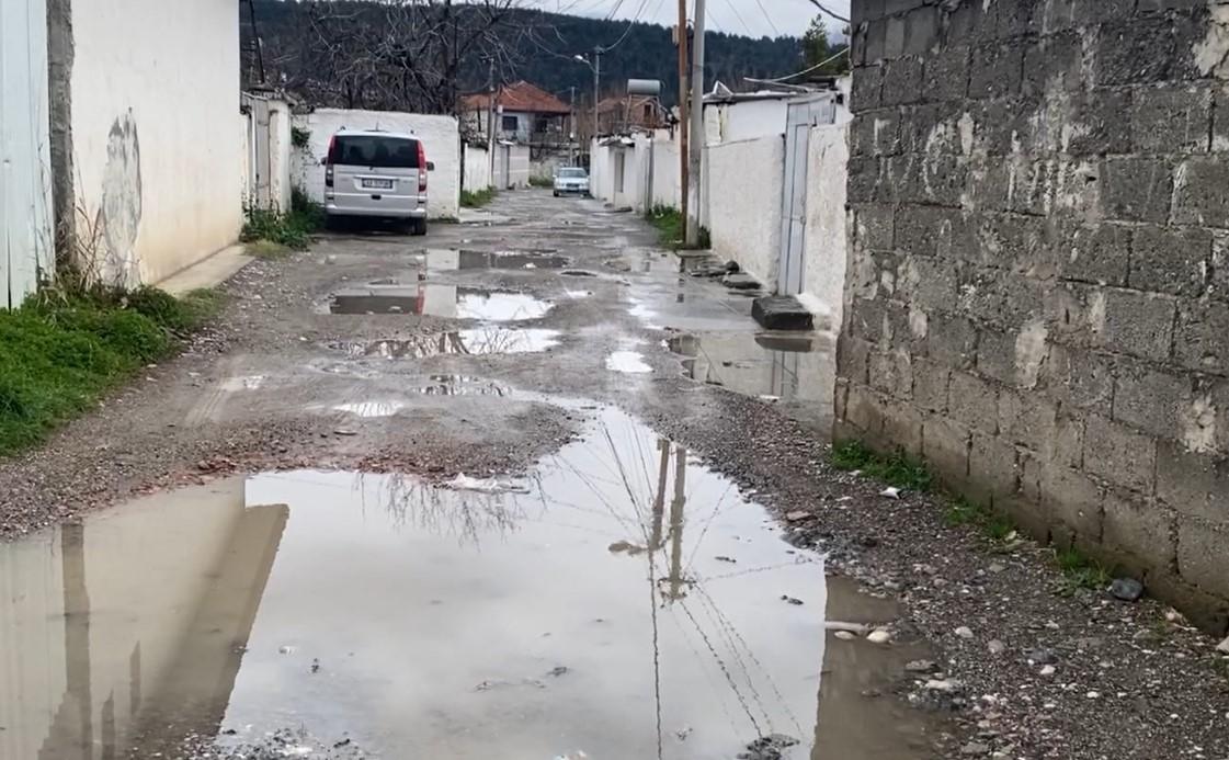 Asnjë investim në 20 vite, rrugët në lagjet e Elbasanit pa kanalizime dhe plot baltë