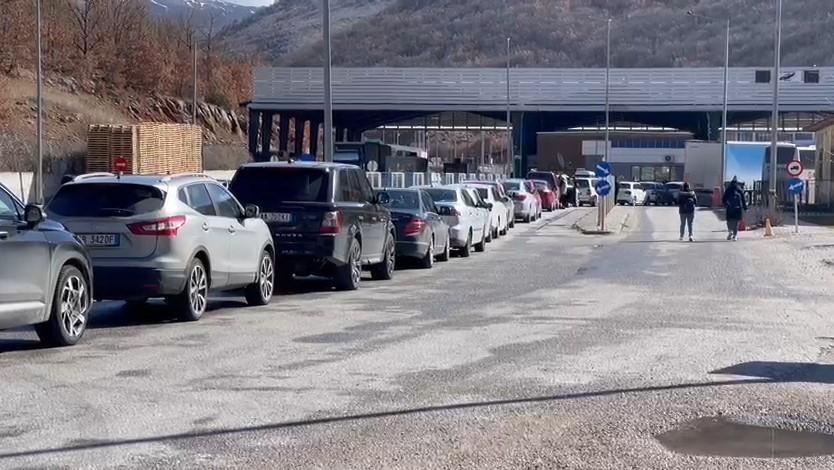 Fotogaleri| Radhë e gjatë makinash në Kapshticë, nuk funksionon dogana greke
