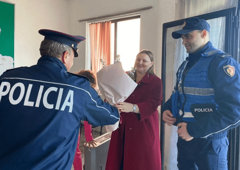 Efektivët e policisë surprizojnë mësuesit me buqeta me lule