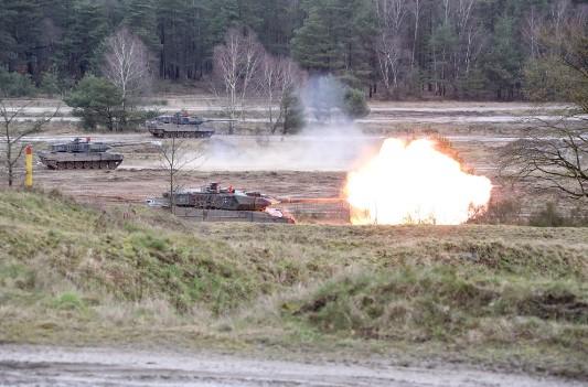 Tanket gjermane Leopard 2 mbërrijnë në Ukrainë