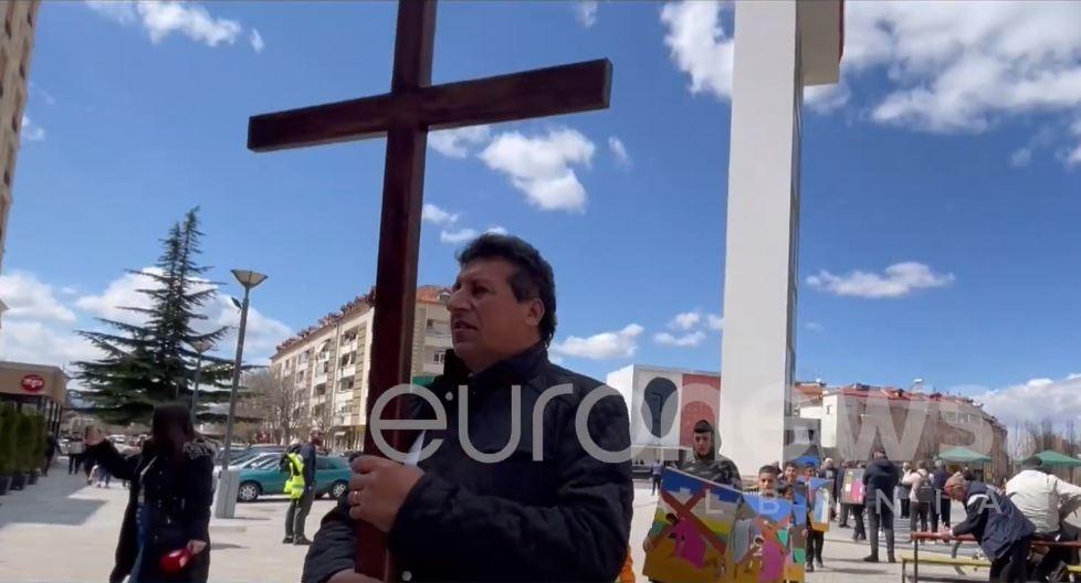 E premtja e madhe e katolikëve, të krishterët kryejnë ritualin në Korçë e Shkodër