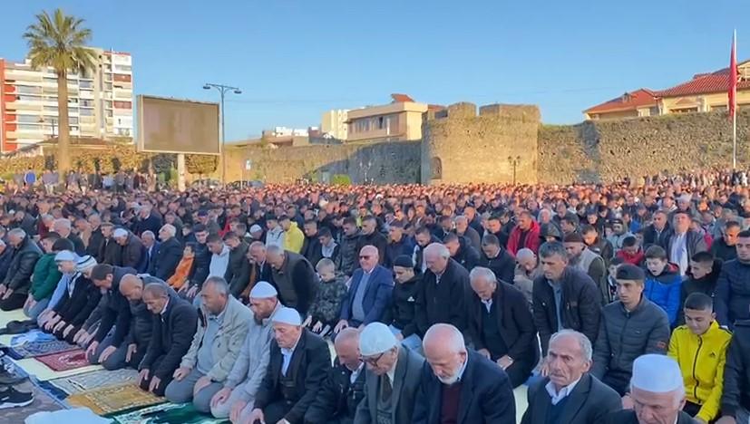 Foto| Besimtarët në Elbasan e Durrës festojnë Fitër Bajramin