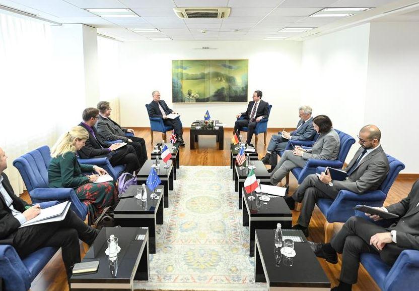 Kurti pret në takim ambasadorë të QUINT-it dhe përfaqësuesen e BE-së
