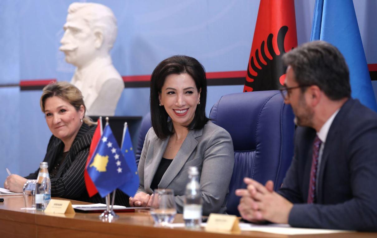 Vizita e komisionit të arsimit nga Kosova, bën bashkë deputetët e PS dhe PD