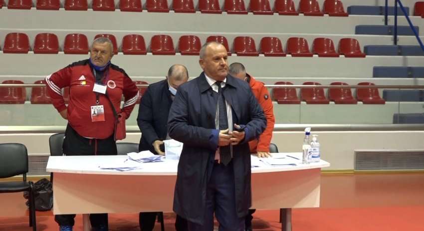 “Çfarë ngjyre i do të brendshmet”- Mesazhi i drejtuesit, “furtunë” në FSHP
