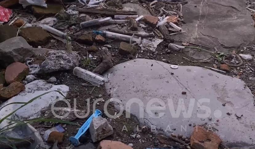 Të konsumosh drogë në parqe. Qytetarët në Elbasan të frikësuar: Ka shiringa kudo