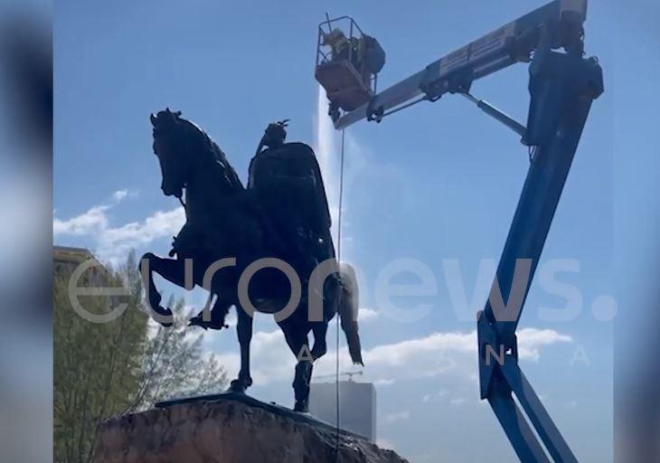 VIDEO| Përgatitjet për hapjen e fushatës së PS, lahet statuja e kalit të Skënderbeut