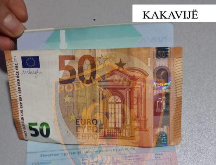 Tentoi të korruptonte policët me 50 euro, e ‘pëson’ i riu në Kakavijë