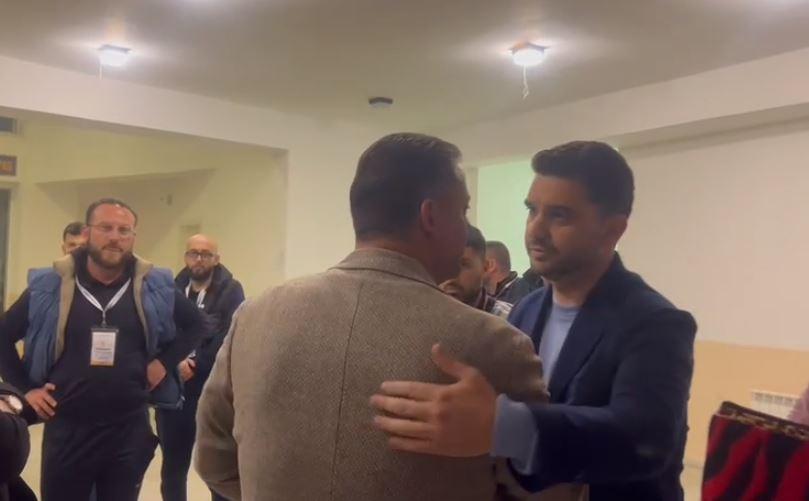Drejt humbjes në Kavajë, Krali përqafon kandidatin e “Bashkë Fitojmë”
