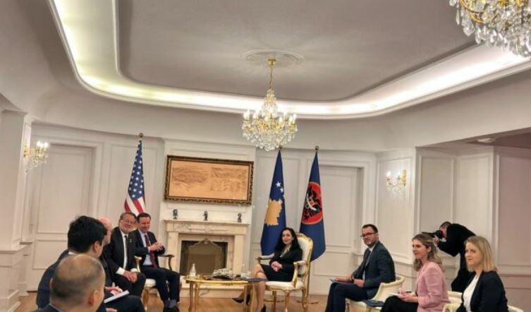 Senatori amerikan: Serbia të mos e pengojë Kosovën