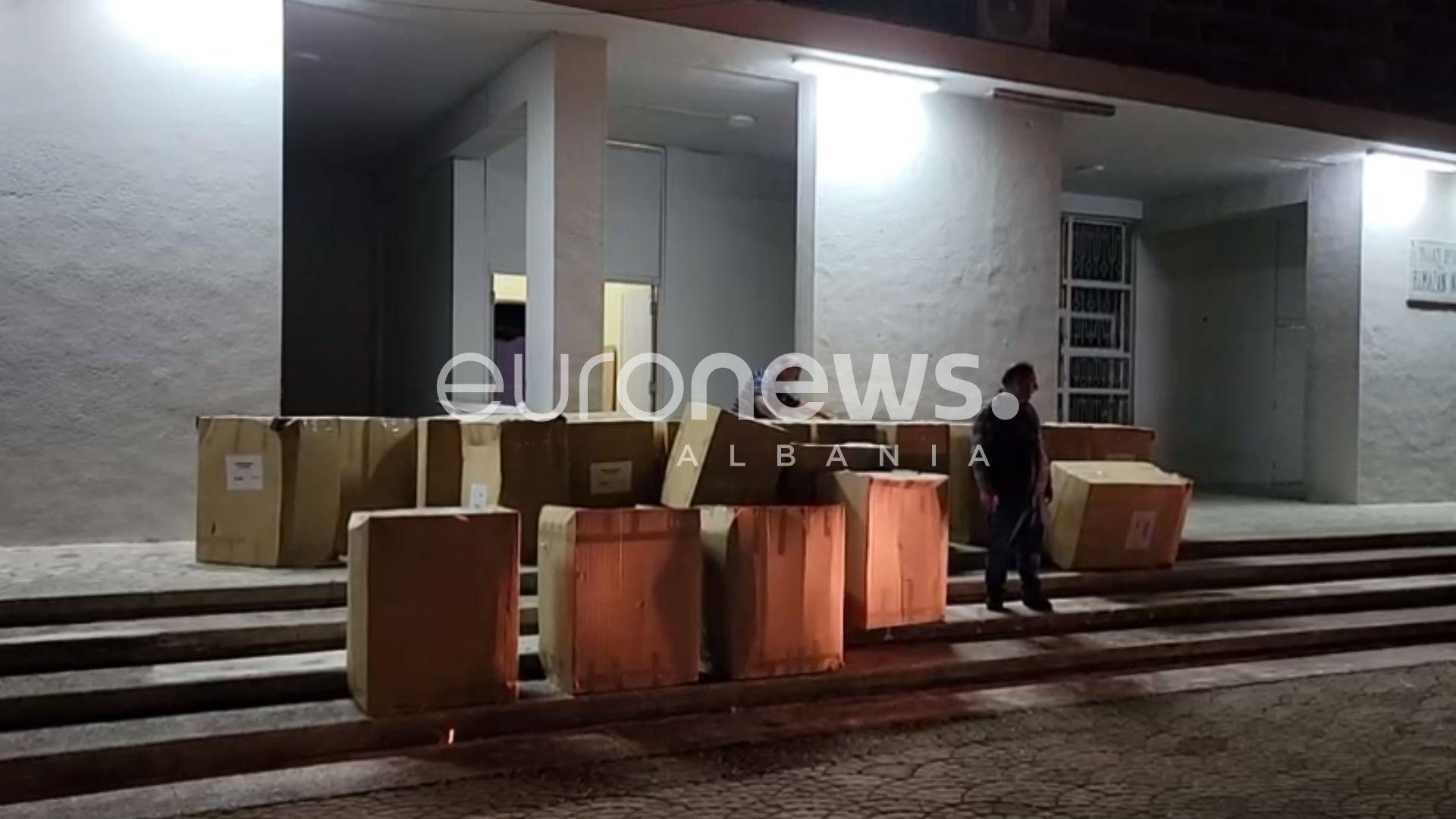 Masa të rrepta sigurie, mbërrijnë në Durrës materialet zgjedhore