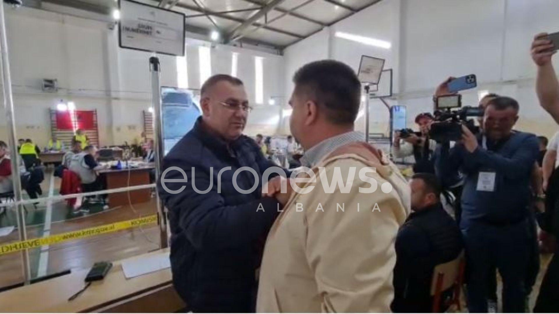 VIDEO| Humbi thellë në Bashkinë Fier, kandidati i “BF” shtrëngon duart me Subashin