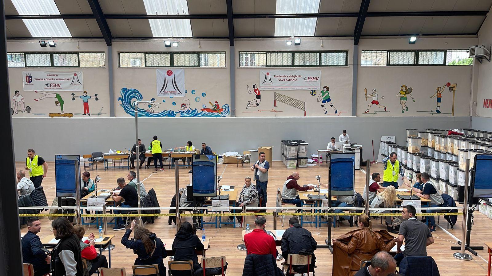 Numërohet më shumë se gjysma e qendrave të votimit në Tiranë, rezultatet