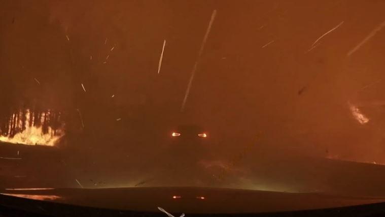 VIDEO| Momenti i pabesueshëm, makina udhëton mes flakëve