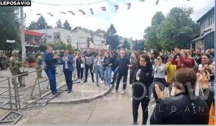 “Kosova, zemra jonë”- serbët rrethojnë komunën dhe këndojnë këngë nacionaliste