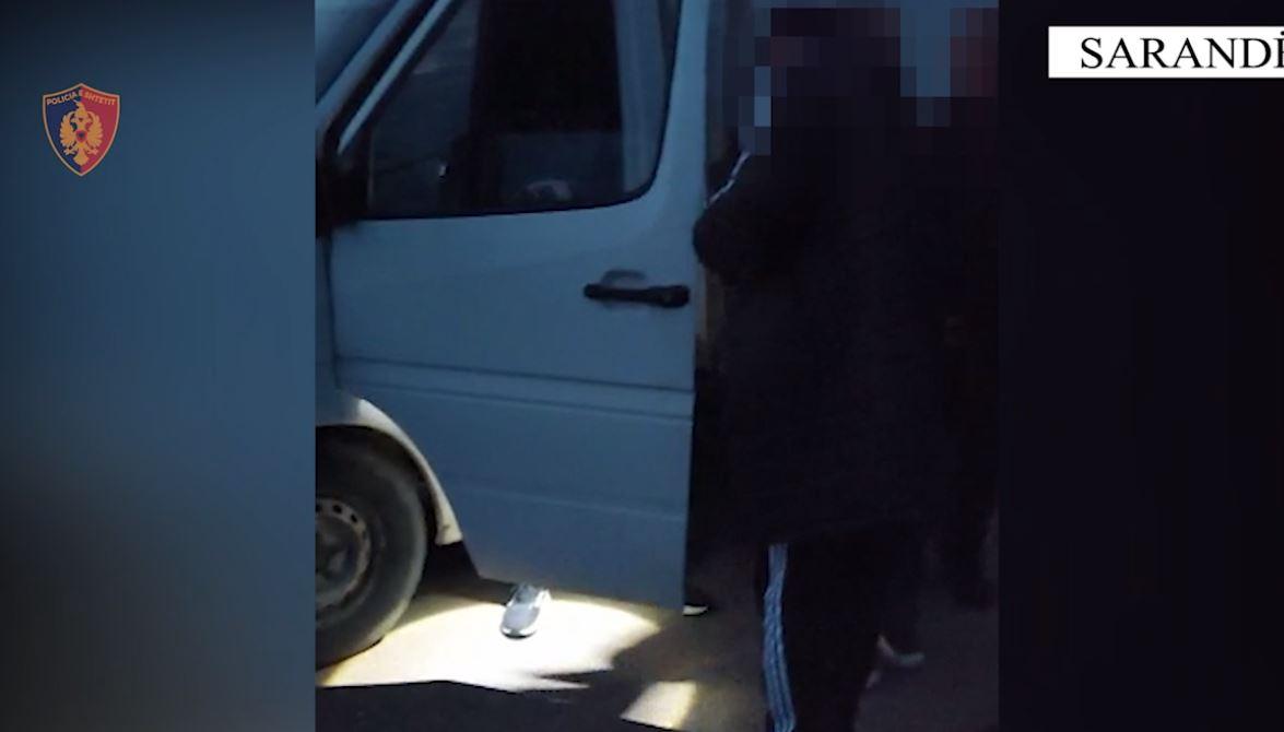 29 emigrantë të paligjshëm në kamionçinë, arrestohet 52-vjeçari në Sarandë