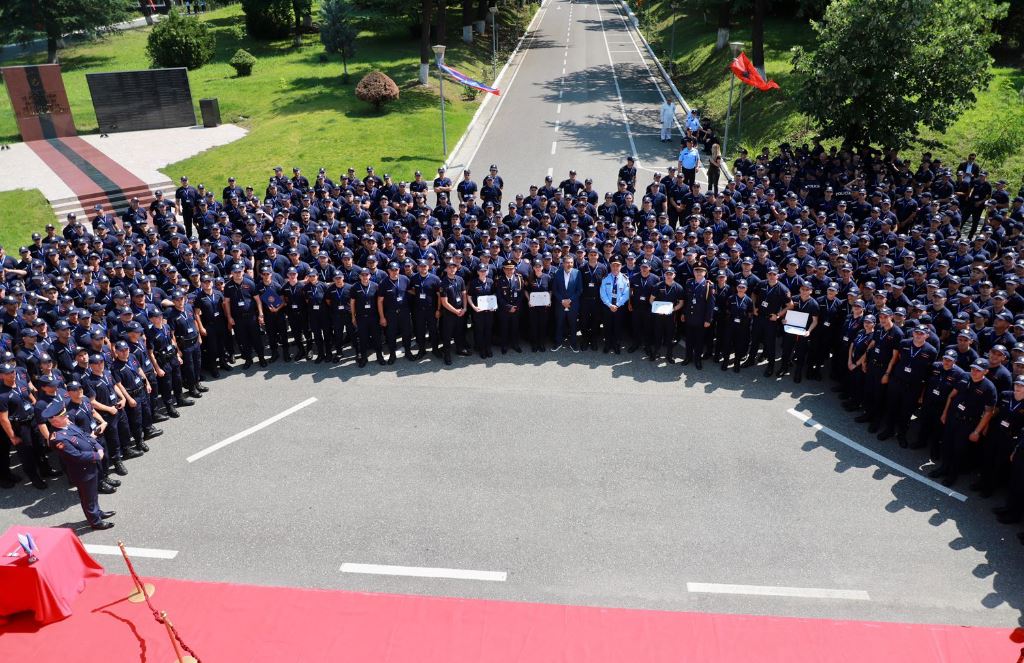 Diplomohen 200 studentë te Akademia e Sigurisë, Çuçi: Mos iu përkulni kurrë krimit