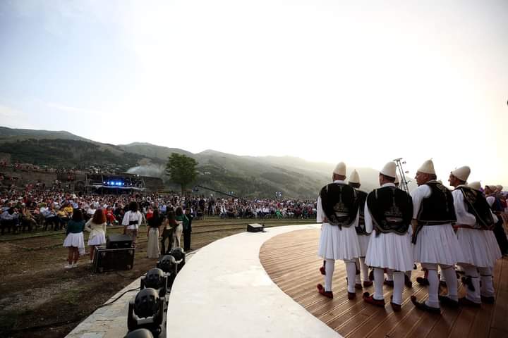 Artistët popullorë emocione në skenën e Festivalit Folklorik Kombëtar