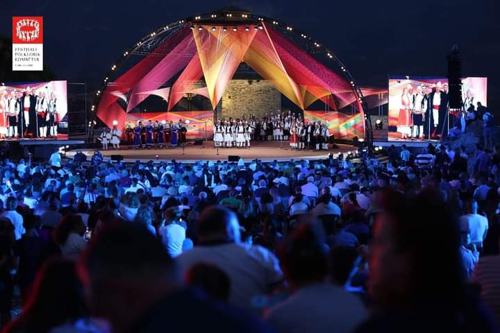Spanjollja Ines Esnal: Si e ideova skenën e Festivalit Folklorik Kombëtar