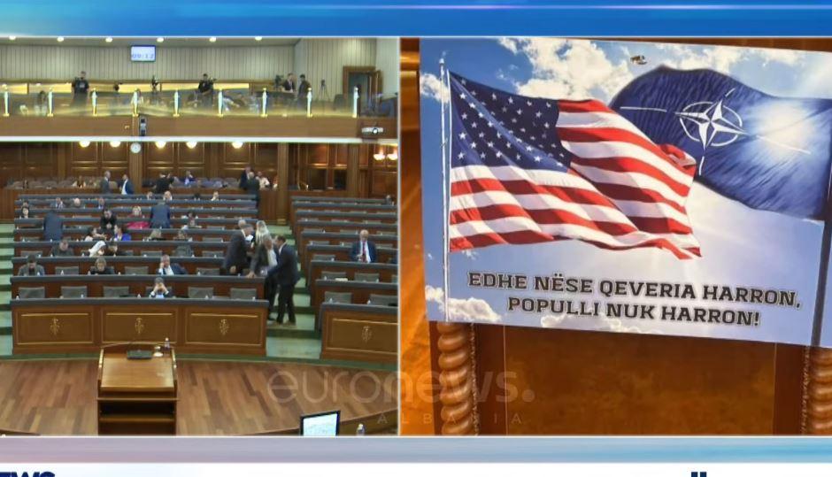 Flamujt e SHBA dhe NATO në Kuvendin e Kosovës, opozita i kërkon llogari Kurtit