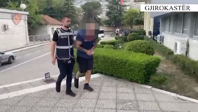 11 emigrantë të paligjshëm në furgon, arrestohet 35-vjeçari, në hetim bashkëjetuesja