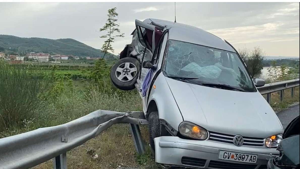 Makina përfundon mbi trafikndarëse, pamjet nga aksidenti i rëndë në Elbasan