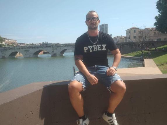 Dyshohet se i ngacmoi të dashurën, shqiptari rreh për vdekje me grushte italianin