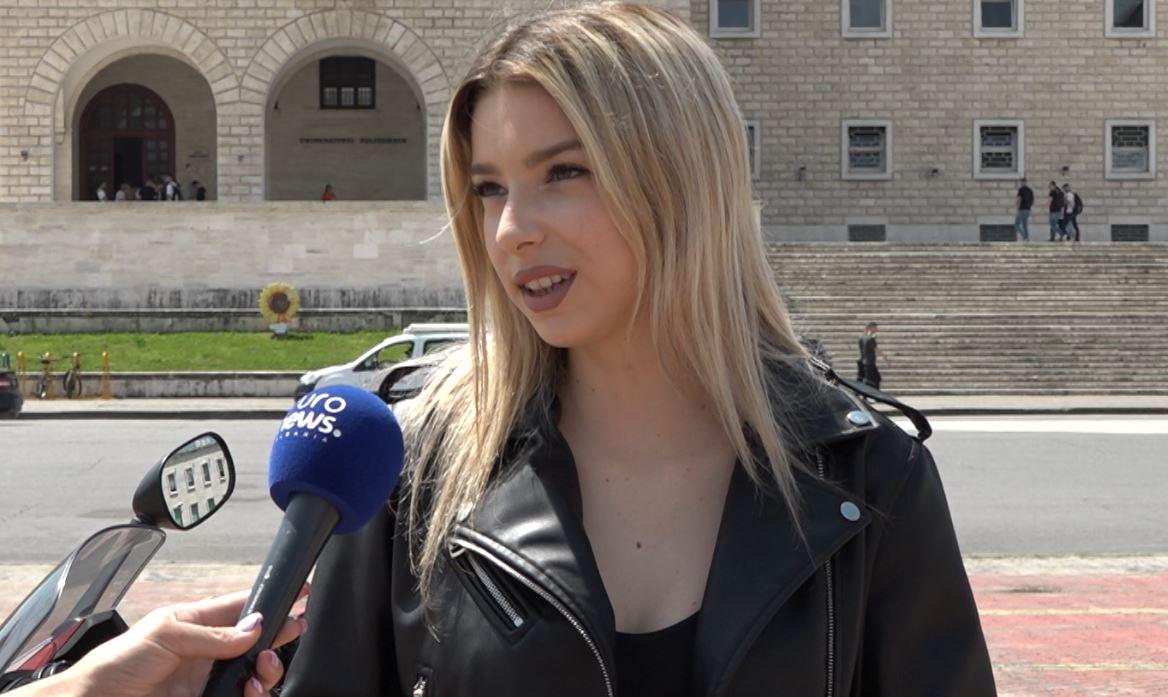 Vajza që i bën “zbor” motorit: Më ndalojnë policët, por nuk më vënë gjoba
