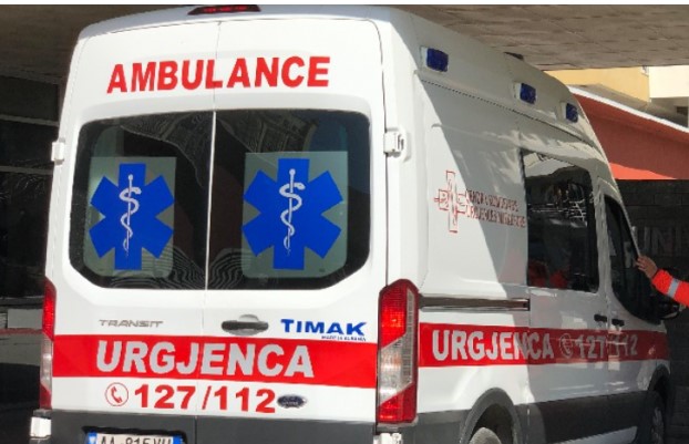 Sherr për ujin e vaditjes, gratë në Korçë bëjnë njëra-tjetrën për spital