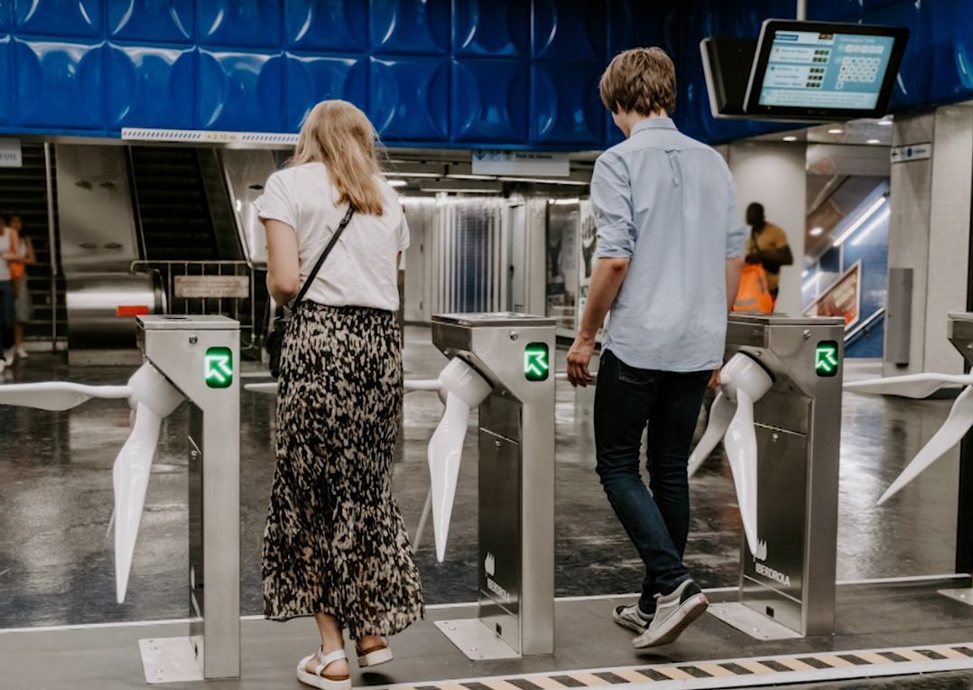 Energji nga lëvizja e njerëzve, ideja inovative furnizon me rrymë metronë e Parisit 