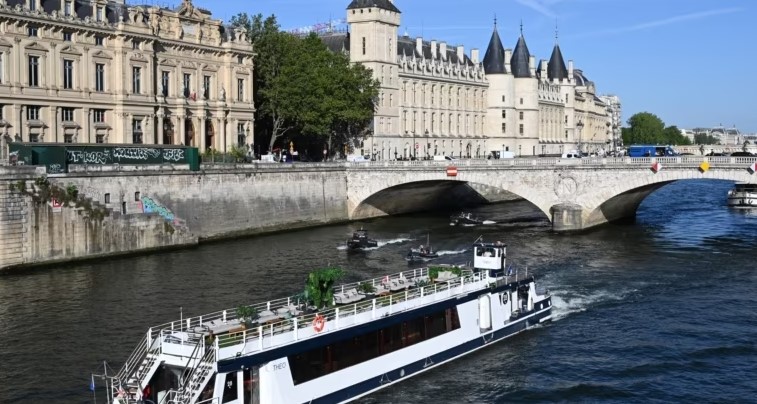 Parisi rikthen notin në lumin Sena pas 100 vjetëve