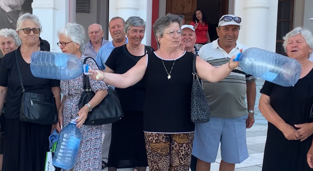 “Duam ujë në shtëpi”| Dhjetëra banorë të Nartës në protestë para Bashkisë Vlorë